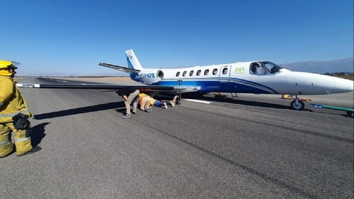 El avión de Río Negro se averió y cientos de pasajeros quedaron varados. Fuente: (Diario El Tribuno).