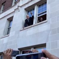 AMLO saluda a simpatizantes que le llevaron serenata al Hotel Lombardy (Video)