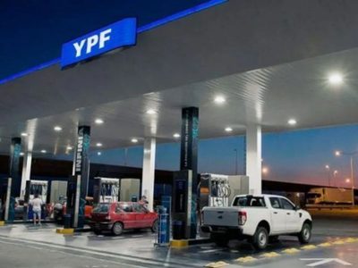 Nuevos aumentos: YPF incrementó los precios de la nafta y el gasoil en un 12,5% tras la devaluación