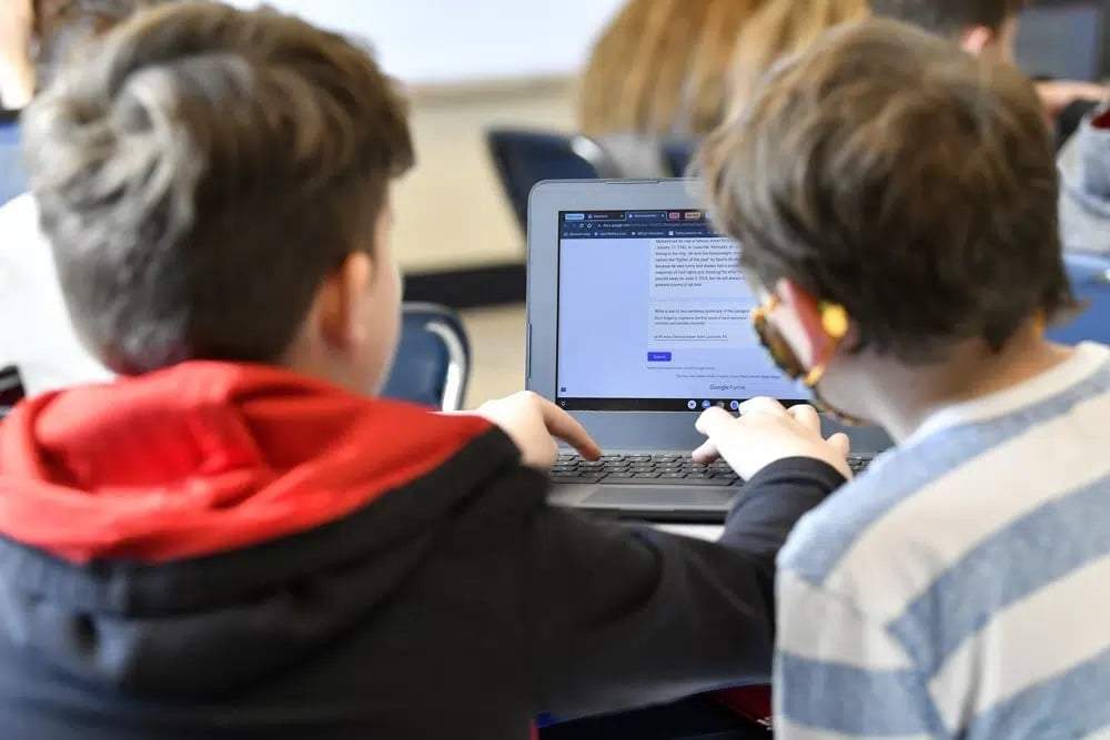Estudiantes de quinto grado utilizan el chatGPT para generar escritos de cualquier tema de manera fácil y rápida