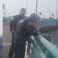 Policías de la CDMX evitan que joven se arroje del segundo piso del Periférico