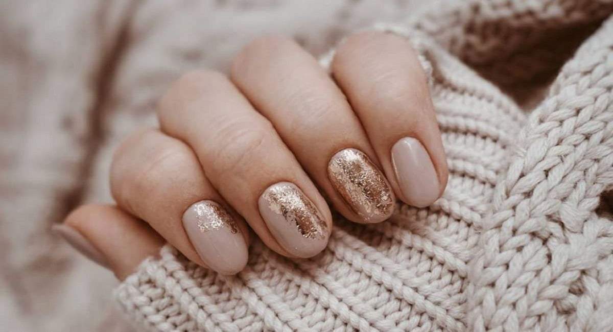 Diseños de Nail Art en dorado. Fuente: (X)