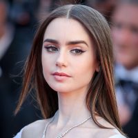 ¡Ojo que se ve! Lily Collins se lo quitó todo y se cubrió solo de espuma menos ESO ¡Detallazo mayúsc