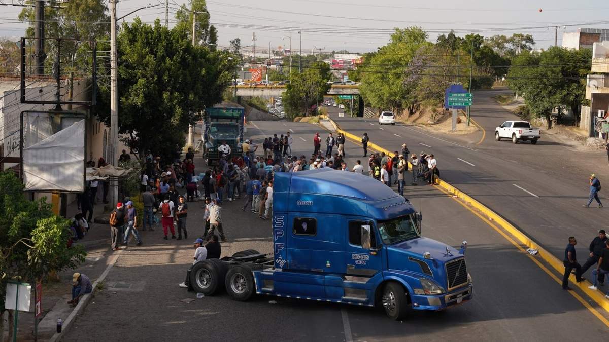 Realizaron bloqueos por desaparición de joven normalista de Michoacán