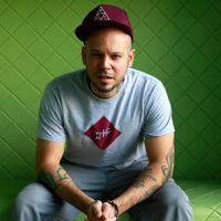 "¡A todo pulmón!": Residente deleita con este video... ¡desde casa!