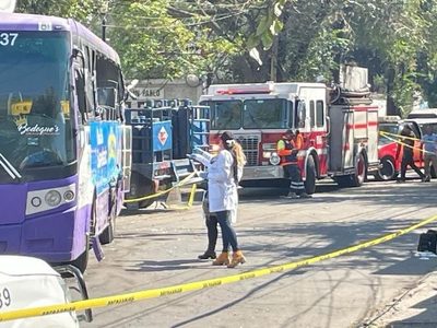 Choca camión repartidor de gas con autobús de pasajeros en Xochimilco; un muerto