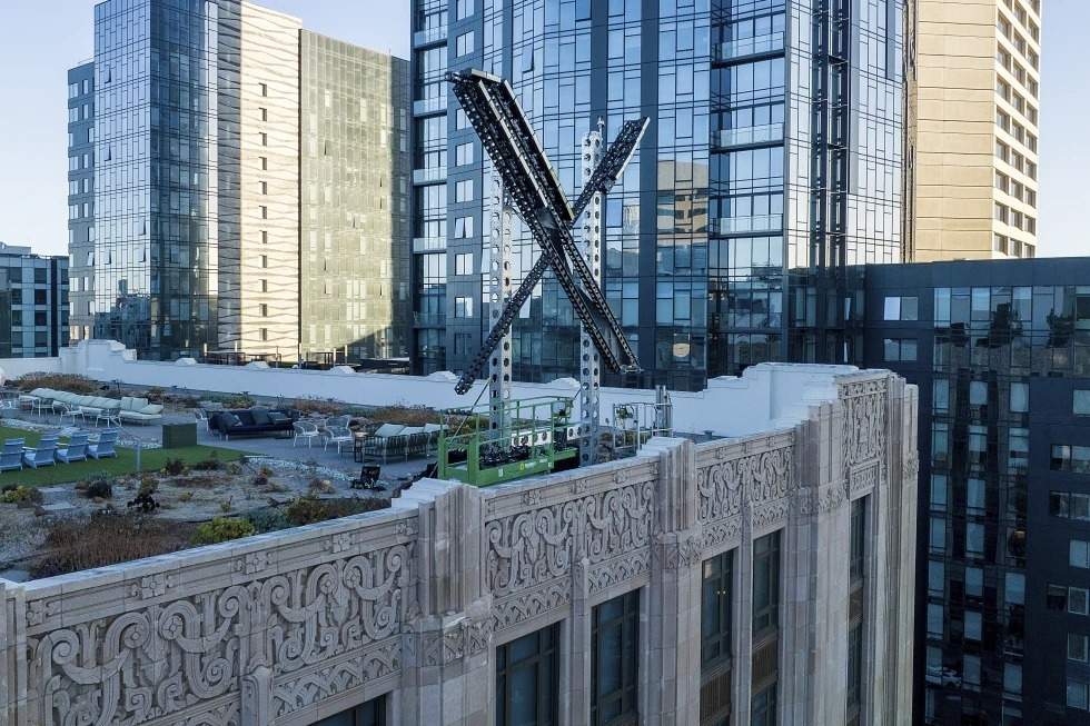 Una "X" yace sobre la sede de la compañía, antes conocida como Twitter, en el centro de San Francisco, el viernes 28 de julio de 2023.