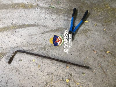 Intentaron robar una rueda de auxilio, pero fueron atrapados por personal policial