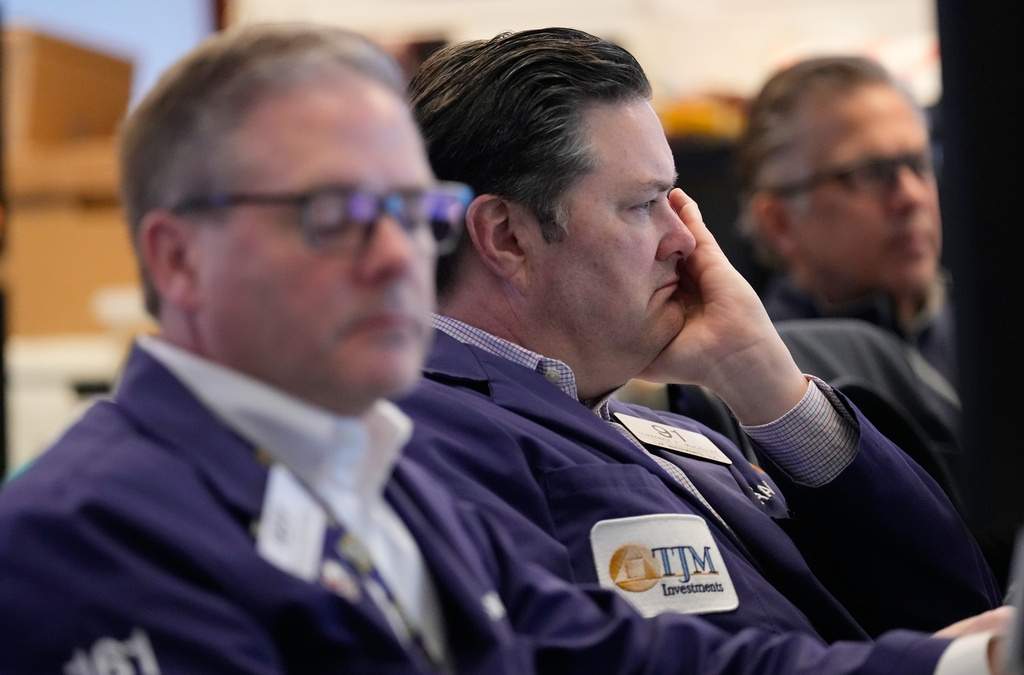 Terrance McCauley trabaja en el piso de remates de la Bolsa de Valores de Nueva York el martes 7 de abril de 2026