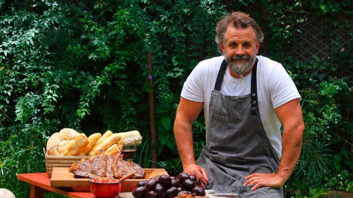 Los secretos de Petersen para hacer un rico asado. Fuente: (Instagram)