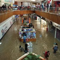 Lluvias inundan plaza comercial, tren ligero y arrastran vehículos en Zapopan y Guadalajara (Videos)