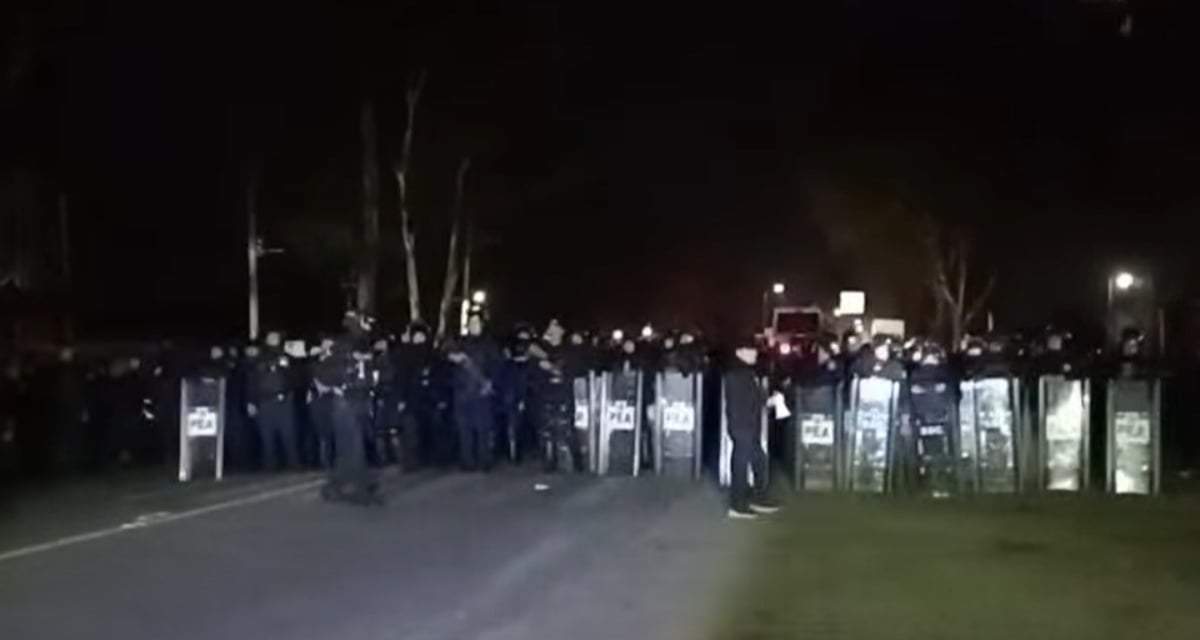 Policías de Tlaxcala con equipo antimotines