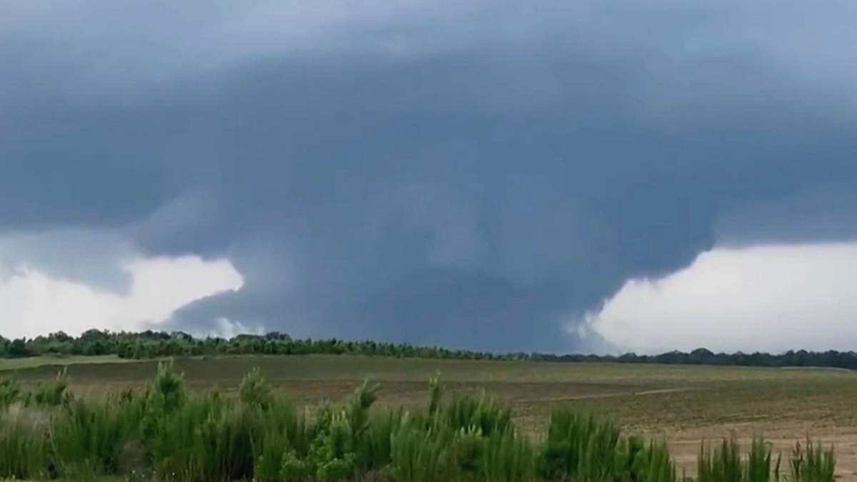 Esta imagen tomada de un video muestra un tornado el 14 de junio de 2023