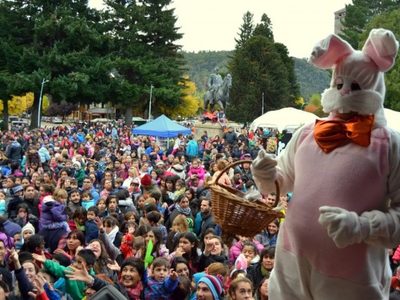 Para celebrar la Semana Santa, el “ConeMóvil” entrega huevos de chocolate en San Martín de los Andes