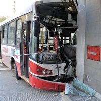 Impactante: un colectivo se estrelló contra un comercio en Remedios Escalada
