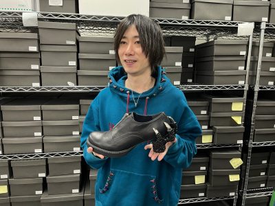 Diseñador de zapatos de Godzilla celebra alfombra roja de los Oscar