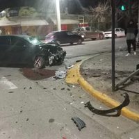 Impactante choque en el Bajo neuquino; uno de los autos fue a parar a la vereda