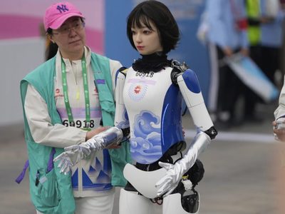 Robots humanoides corren media maratón en China junto a competidores de carne y hueso