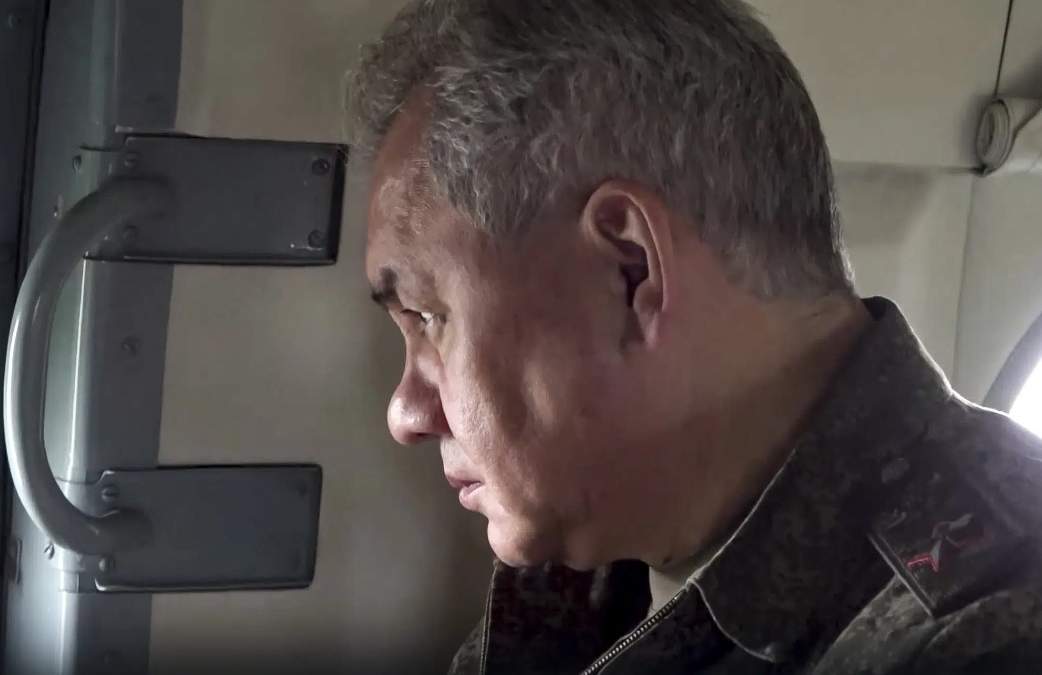 En esta imagen tomada de un video publicado el lunes 26 de junio de 2023 por el servicio de prensa del Ministerio ruso de Defensa, el ministro, Sergei Shoigu, se ve a bordo de un helicóptero militar para inspeccionar un puesto de mando de tropas rusas en un lugar no revelado de Ucrania