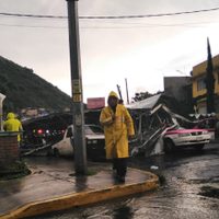 Cae espectacular sobre tres vehículos en Iztapalapa; hay cuatro heridos