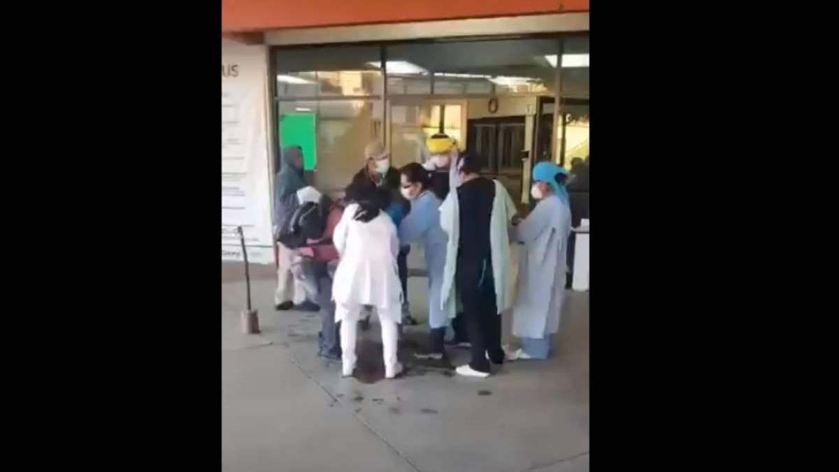 La mujer fue atendida luego de dar a luz frente al hospital