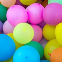 Si te sobraron algunos globos del cumpleañitos, no los tires: hacé esta hermosa lámpara para tu habitación