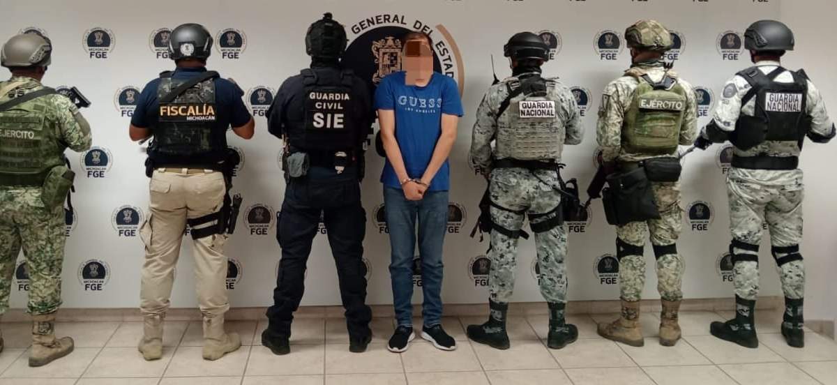 Detención de Luis Ángel "N", exsecretario del Ayuntamiento de Jiquilpan, Michoacán, a quien se le relaciona con el autodenominado Ejército Purépecha de Libertad Michoacana