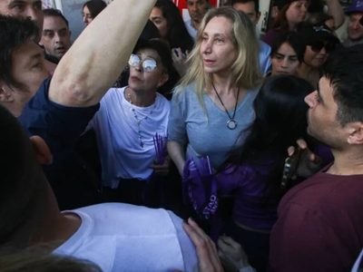 Karina Milei votó blindada por militantes y evitó a la prensa