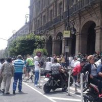 Ambulantes y granaderos chocan frente a edificio de gobierno de la CDMX
