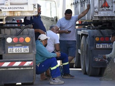 Camioneros varados: llegó una solución por el corte de Salud en Villa La Angostura