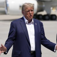 Trump ataca a sus rivales mientras se salta el primer debate republicano para las presidenciales