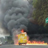 Persiste violencia en Capácuaro; prenden fuego a una unidad de Sabritas