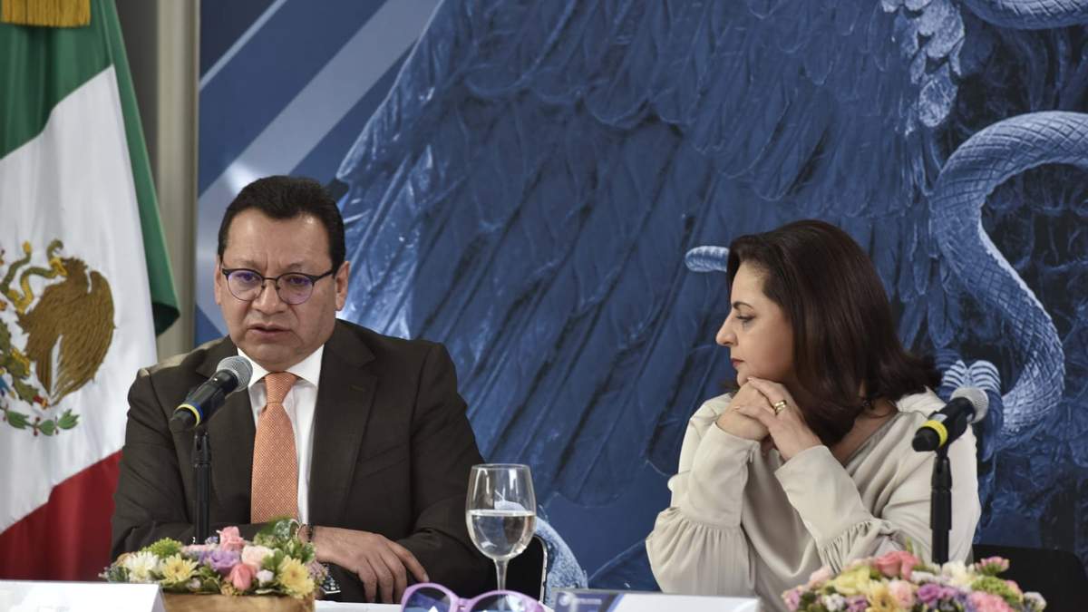 Los magistrados del TEPJF, identificados con el oficialismo, Felipe Fuentes Barrera y Mónica Aralí Soto Fregoso, presidenta de ese tribunal, quiene desecharon el proyecto que pretendía desechar la sanción contra una usuaria de X por violencia política de género, quien acusó al diputado morenista, Gutiérrez Luna de nepostismo en favor de su esposa