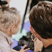 Mariana Rodríguez se corta el cabello en solidaridad con niño con cáncer