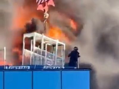 Bomberos de Reino Unido rescataron a una persona de un edificio en llamas