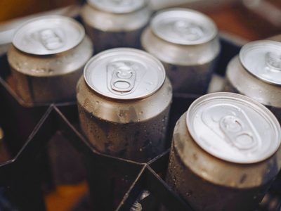 Dale una segunda vida a tus latas de cerveza vacías: convertílas en mini ollas únicas para tu casa