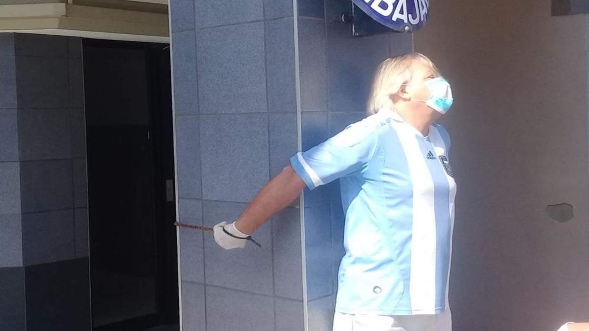 Protesta del argentino varado en Sudáfrica. Fuente: (Instagram).