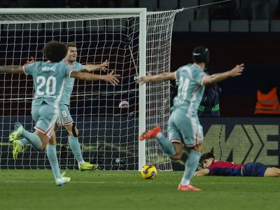 Atlético de Madrid remonta al Barcelona en el descuento y se coloca como líder de la Liga