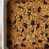 Avena horneada "todo en uno": la versión tipo torta esponjosa que te va a encantar para desayunar