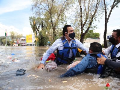 Lancha en que viajaba Omar Fayad se hunde durante recorrido por inundaciones de Tula