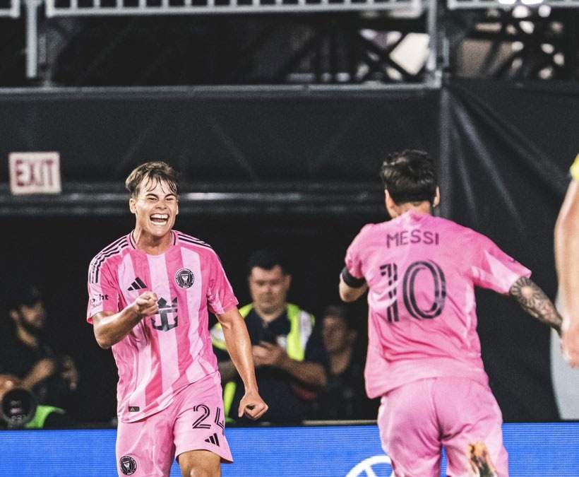 Tuyo le dice Messi a Mateo Silvetti, que lo asistió para el segundo