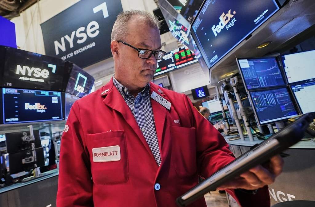 El operador William Lawrence trabajando en la bolsa de remates de la Bolsa de Nueva York, el 1 de junio