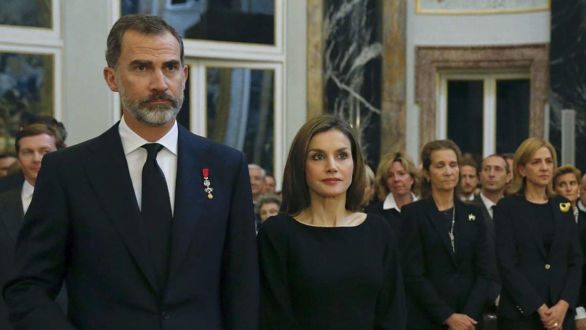 Rey Felipe, Letizia y detrás Elena con Cristina. Fuente: (Instagram)