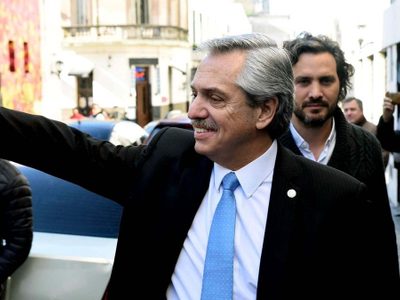 Sin distancia social, Alberto Fernández saludó a militantes en Plaza de Mayo