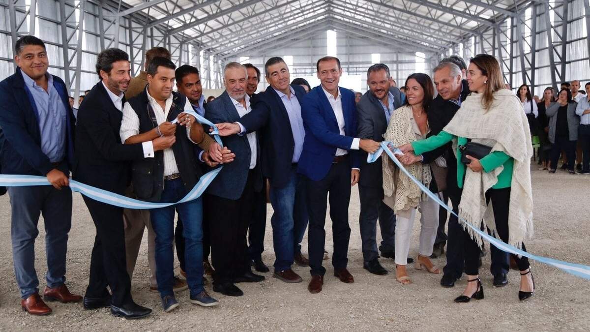 Omar Gutiérrez junto a Carlos Koopmann en la inauguración de la Zona Franca Zapala. Fuente: (Twitter)