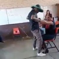 Captan a maestra de Bachilleres “perreando” con alumnos; ya fue suspendida (Video)