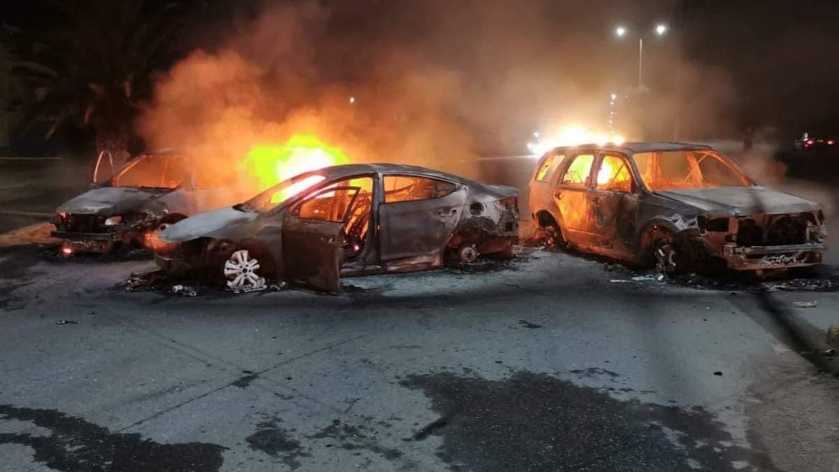 Vehículos incendiados en la carretera federal 45 D, que va de Aguascalientes a Zacatecas