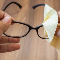 Trucazo: cómo evitar que se te empañen los vidrios de los anteojos con el barbijo puesto