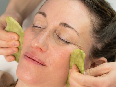Lifting natural con gua sha: el ritual de belleza que redefine tu rostro desde casa