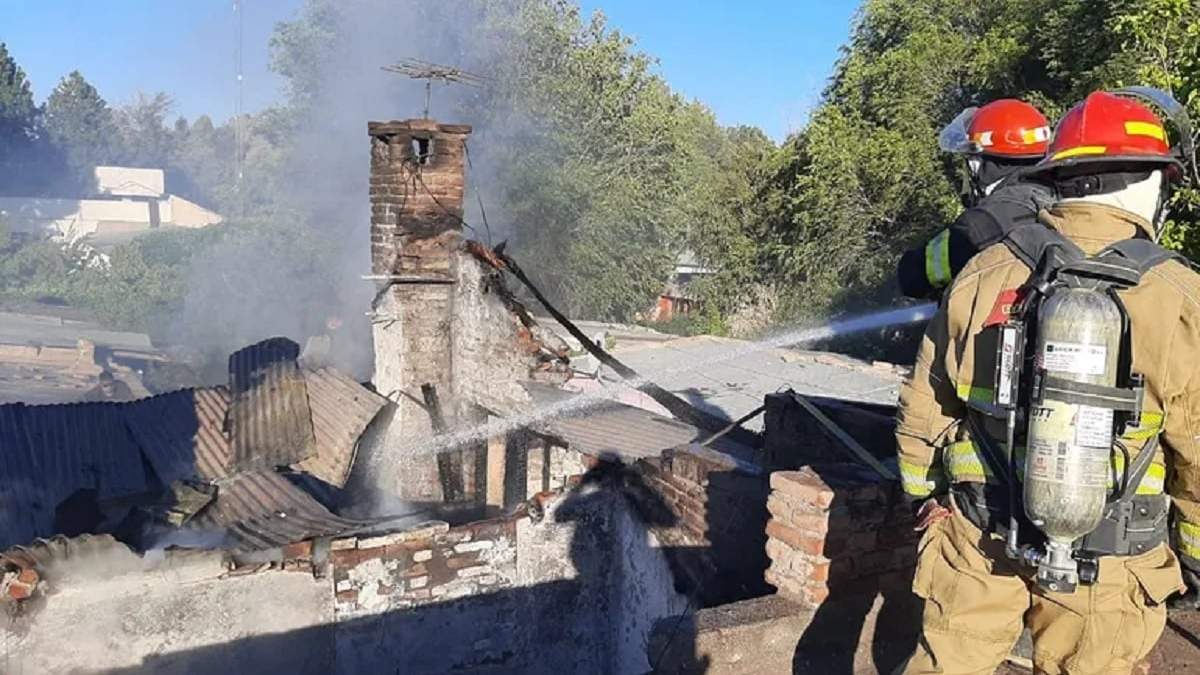 El incendio destruyó por completo el restaurante El Alemán de Piedra del Águila, Fuente (Policía de Neuquén)